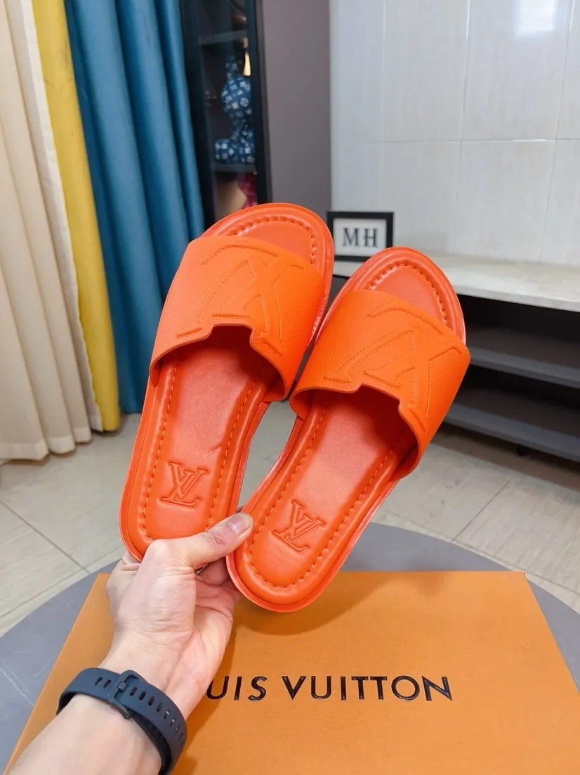 Men's shoes 💰300🌸🌸LV Ordinary men's spring and summer slippers, uppers imported from Italy, cowhide fabric, logo graphics, high-quality craftsmanship, soles: original soles specially provided by the original factory, exclusive movable molded soles super comfortable, original factory single goods, 🔍🔍high quality, you can enter and exit the counter at will, welcome to compare, size 38-45